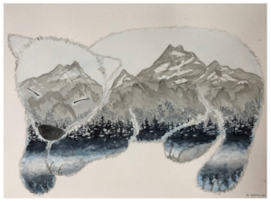 Silhouette von einem schlafenden Eisbär, in welcher eine schneebedeckte Berglandschaft mit Fichtenwald und See aquarelliert ist