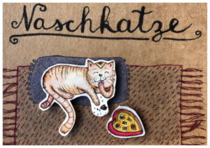 Comicartige Zeichnung einer Katze, die auf einem Teppich liegt und sich eine Vorderpfote ableckt; vor ihr auf dem Teppich liegt eine herzförmige Pralinenschachtel; darüber steht der Schriftzug 'Naschkatze'
