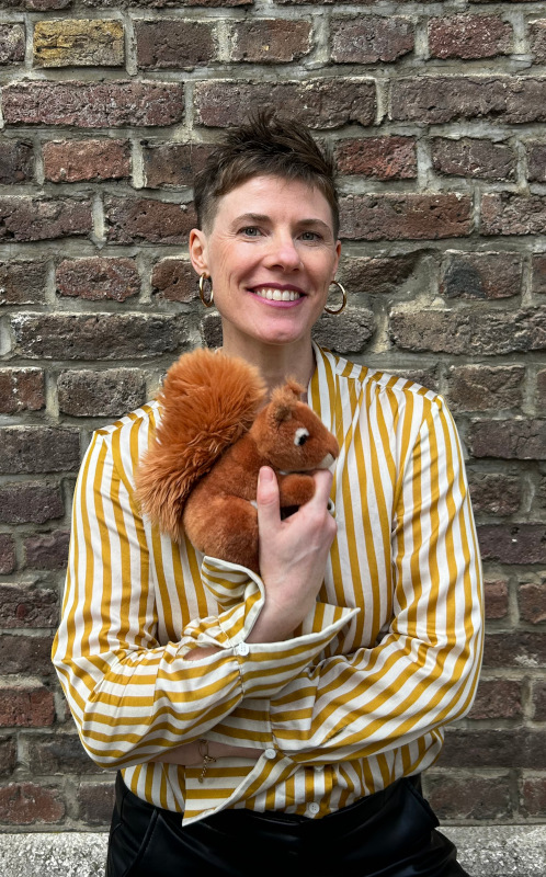 Porträt-Fotografie von Sonja Eikmeier mit einem Plüsch-Eichhörnchen in der Hand