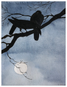 Schwarze Silhouetten von zwei Krähen, die auf einem Ast sitzen vorm schwarz-blau aquarellierten Nachthimmel mit Vollmond