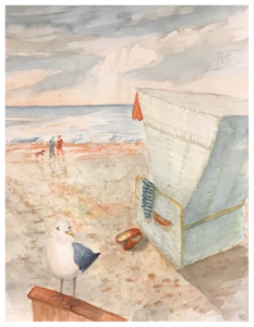 Aquarell eines Strandkorbs an der Nordsee. Am unteren Bildrand sitzt eine Möwe auf der Lehne eines Strandkorbs. Ein weiterer Strandkorb steht weiter vorne mit Blick auf das Meer. Nahe am Ufer gehen zwei Personen mit einem Hund an der Leine.